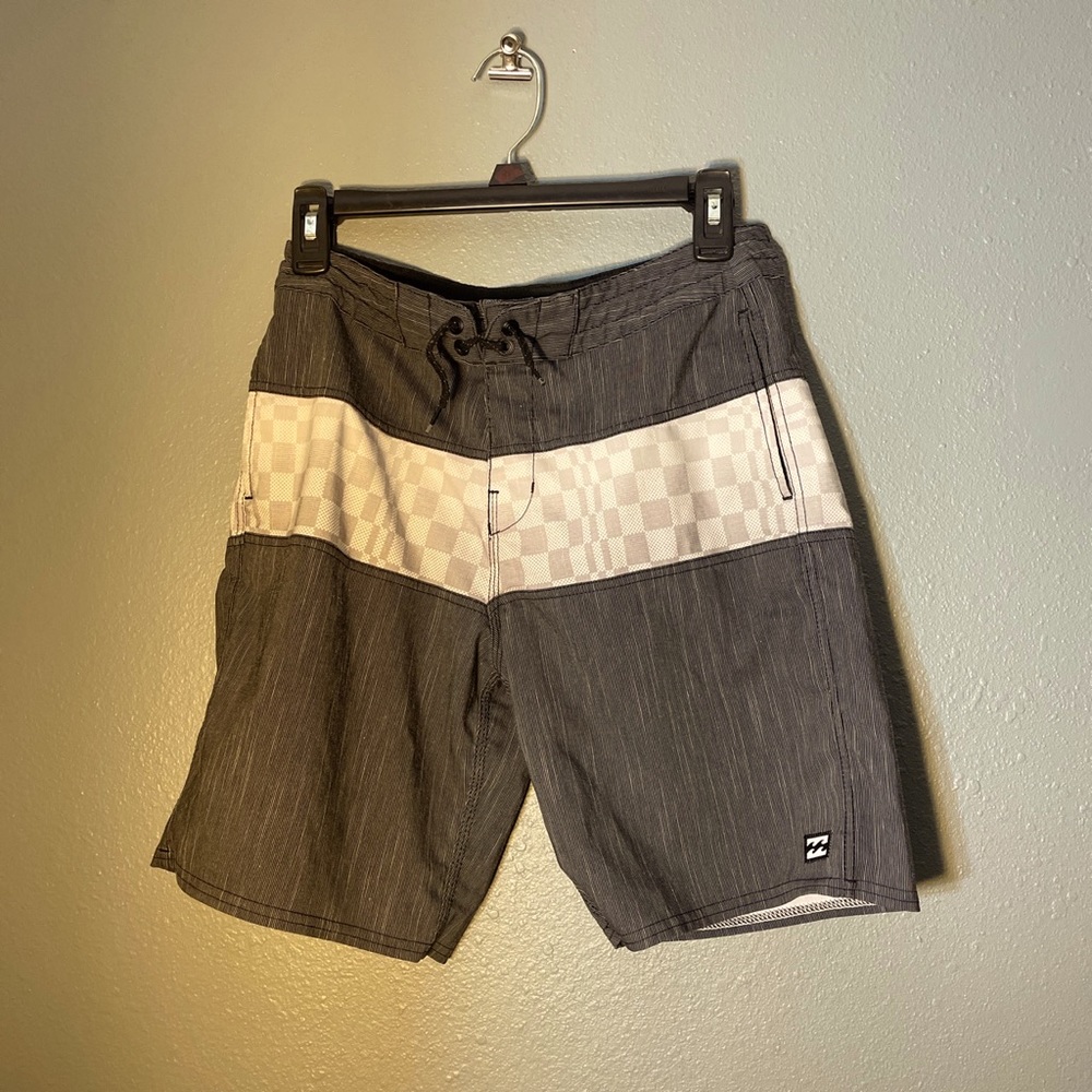 Billabong Summer Shorts - Size: 28 - Colors: Black, White, and Grey 🔥